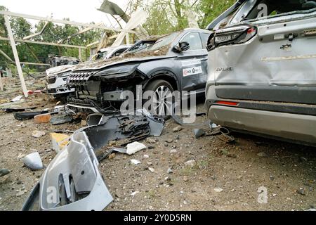 Kiev, Ukraine. 02 septembre 2024. KIEV, UKRAINE - 2 SEPTEMBRE 2024 - des voitures sont endommagées par l'attaque de missiles russes à Kiev, capitale de l'Ukraine. Crédit : Ukrinform/Alamy Live News Banque D'Images