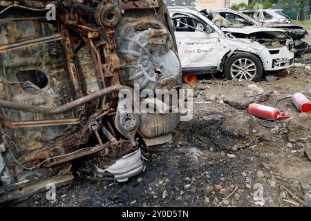 Kiev, Ukraine. 02 septembre 2024. KIEV, UKRAINE - 2 SEPTEMBRE 2024 - des voitures sont endommagées par l'attaque de missiles russes, Kiev, capitale de l'Ukraine.c crédit : Ukrinform/Alamy Live News Banque D'Images