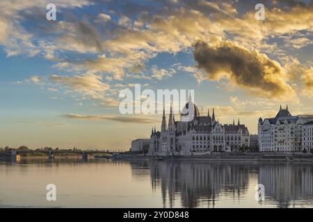 Budapest Hongrie, vue sur la ville au lever du soleil au Parlement hongrois et sur le Danube Banque D'Images