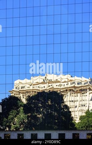 Bâtiment commercial et d'affaires avec une architecture moderne et façade en verre avec réflexion sur le verre Banque D'Images