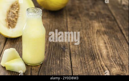 Smoothie Fresh Made Honeydew Melon (gros plan, mise au point sélective) sur une table en bois Banque D'Images