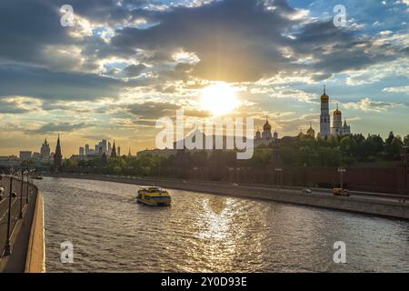 Moscou Russie, coucher du soleil sur la place Rouge du Palais du Kremlin et sur le fleuve Moscou Banque D'Images