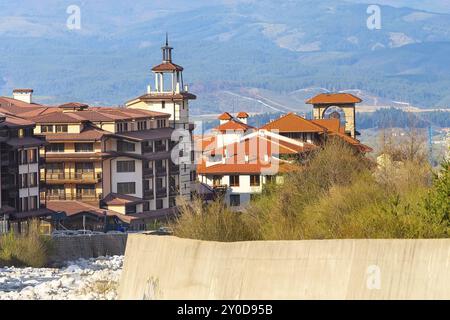 Bansko, Bulgarie vue du printemps avec les arbres, les montagnes et paysages tour maison Banque D'Images