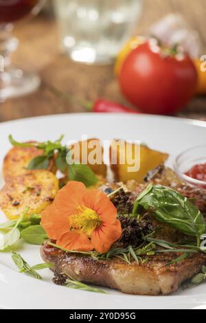 Côtelette de veau grillée au nasturtium Banque D'Images