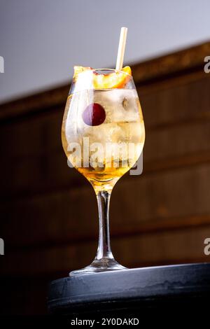 Cocktail de pêche en verre sur fond sombre Banque D'Images