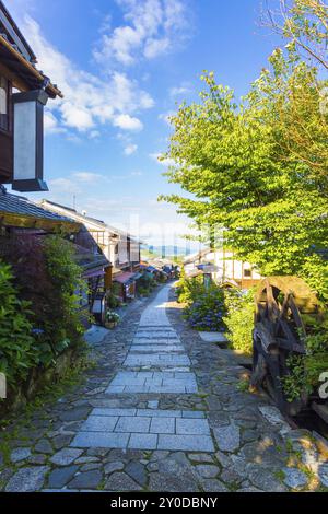 Vide matin sur la partie Magome-Tsumago de l'historique route Nakasendo en regardant vers le sud dans la ville de Magome au Japon. La verticale Banque D'Images