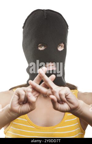 Concept de mouvement de protestation russe, femme portant une Balaclava ou un masque sur la tête montrant la prison ou la prison doigt geste blanc isolé Banque D'Images