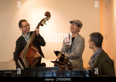 Un vieil homme jouant d'un instrument Banque D'Images