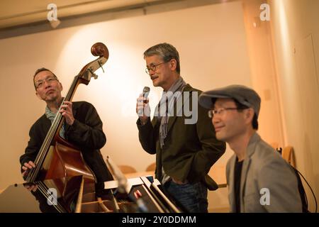 Un vieil homme jouant d'un instrument Banque D'Images