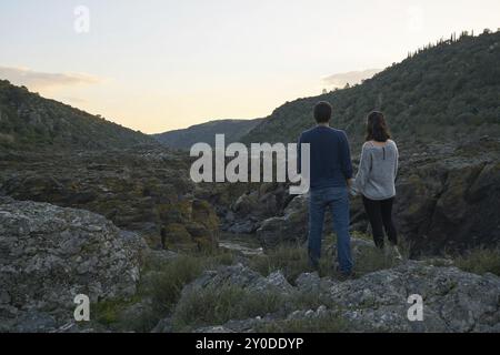 Couple regardant la main à la cascade Pulo do Lobo avec la rivière guadiana et les détails rocheux au coucher du soleil à Mertola Alentejo, Portugal, Europe Banque D'Images