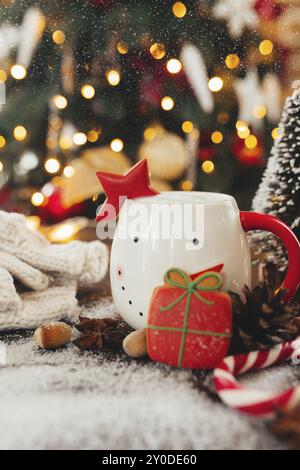 Natures mortes de Noël avec tasse de café, biscuit et décorations. Banque D'Images