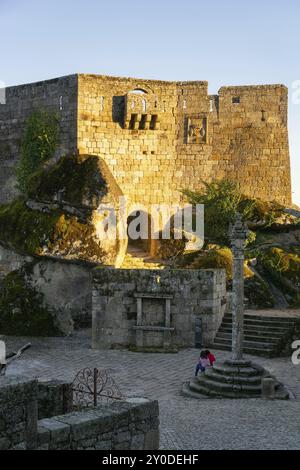 Château de Sortelha et centre-ville pelourinho au Portugal Banque D'Images