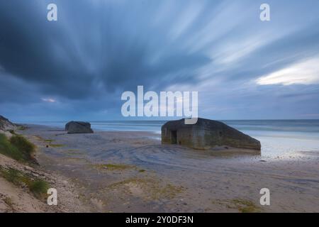 Longue exposition des anciennes fortifications de bunker sur une plage de sable Banque D'Images