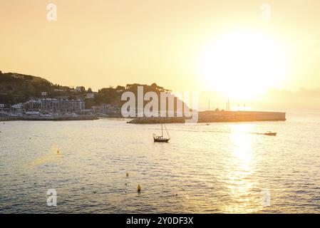 La ville de Blanes et arbor de Sa Palomera rock à matin en Espagne Banque D'Images