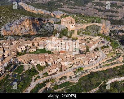 Un village médiéval pittoresque avec une forteresse impressionnante et des murs fortifiés, niché dans les montagnes, vue aérienne, collégiale sur la colline, Banque D'Images