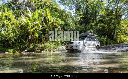 4x4 voiture conduit à travers une rivière, traversée de l'eau avec la voiture hors route, Costa Rica, Amérique centrale Banque D'Images