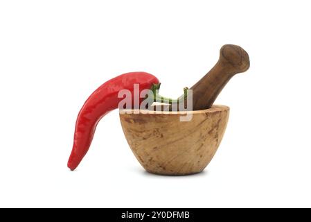 Piment rouge frais et vieux pilon rustique en bois avec mortier isolé sur fond blanc Banque D'Images