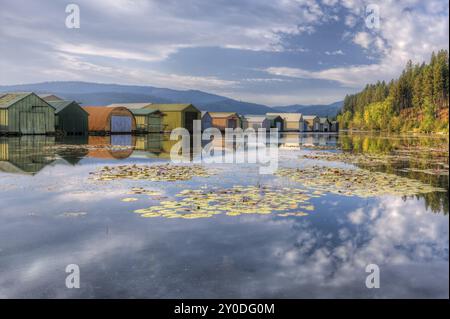 Les garages de bateaux dans le parc d'État de Heyburn dans l'Idaho sur le côté nord-ouest du lac Chatcolet Banque D'Images