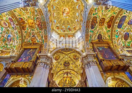 BERGAME, ITALIE - 7 AVRIL 2022 : L'exceptionnelle voûte colorée de la Basilique Santa Maria Maggiore, décorée de moulures, de fresques et de motifs dorés Banque D'Images