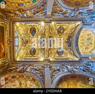 BERGAME, ITALIE - 7 AVRIL 2022 : la voûte ornée et les arcades de la basilique Santa Maria Maggiore avec des décors en stuc, des sculptures, des peintures et de belles dorures Banque D'Images