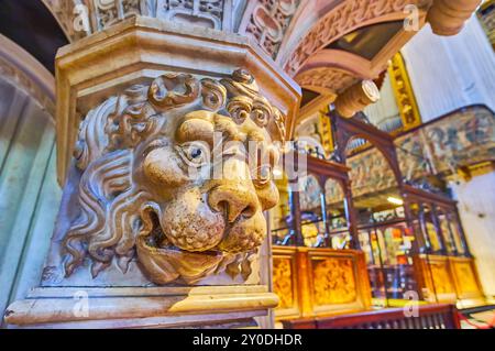 BERGAME, ITALIE - 7 AVRIL 2022 : la sculpture du lion sur la base de la chaire dans la basilique de Santa Maria Maggiore, Bergame Alta, Italie Banque D'Images