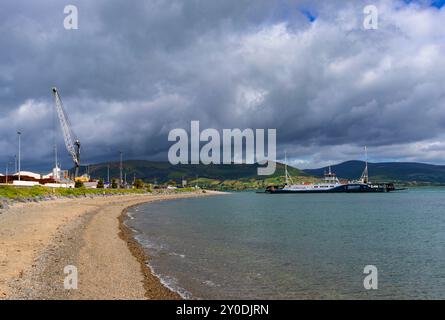 Le Carlingford Lough Ferry Marine approche du terminal Greenore dans le comté de Louth. En arrière-plan, on peut voir Slieve Martin, une partie de la Mounta Banque D'Images