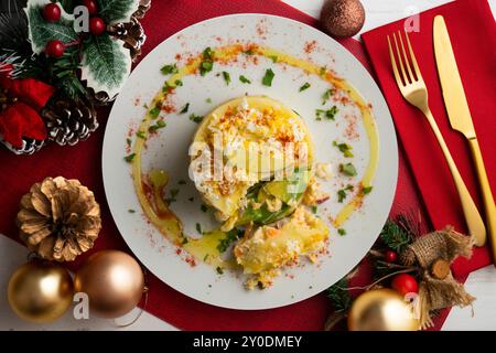 Causa Peruana. Causa Lima est une entrée traditionnelle de la cuisine péruvienne à base de pommes de terre, d'avocats, de poulet ou de thon. Banque D'Images