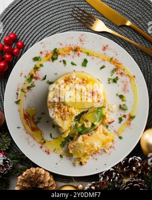 Causa Peruana. Causa Lima est une entrée traditionnelle de la cuisine péruvienne à base de pommes de terre, d'avocats, de poulet ou de thon. Banque D'Images