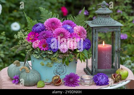 arrangement floral romantique avec asters d'été violets, dahlias roses, roses et zinnias et lanterne vintage Banque D'Images