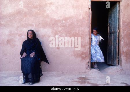 Des femmes nubiennes dans une rue du village d'Akasha, au nord du Soudan. Banque D'Images