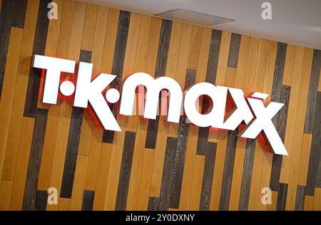 logo t-k-maxx sur mur de bois, centre commercial du château, norwich, norfolk, angleterre Banque D'Images