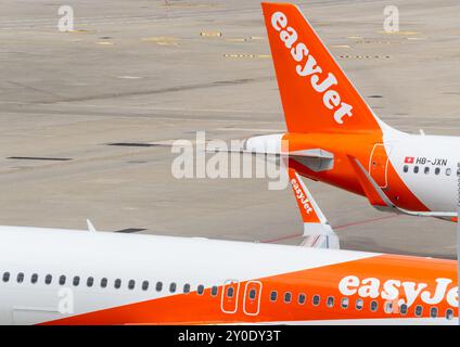 Genève, Suisse - 16 juin 2024 : panneau et logo sur un avion EasyJet sur la piste de l'aéroport de Genève Banque D'Images