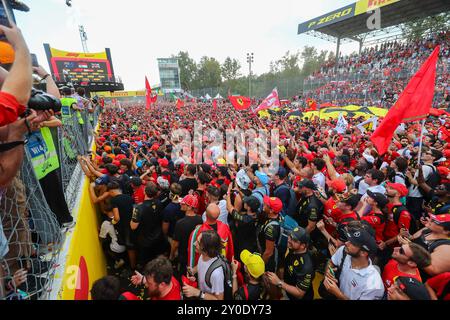 Monza, MB, Italie. 2 septembre 2024. Tifosi et supporters sur la ligne droite de Monza pendant le Rade Day, dimanche 1er septembre, de formule 1 Pirelli Gran Premio d'Italia 2024, prévu sur l'Autodromo Nazionale di Monza Track à Monza (MB) Italie - du 29 août au 1er septembre 2024 (crédit image : © Alessio de Marco/ZUMA Press Wire) USAGE ÉDITORIAL SEULEMENT! Non destiné à UN USAGE commercial ! Banque D'Images