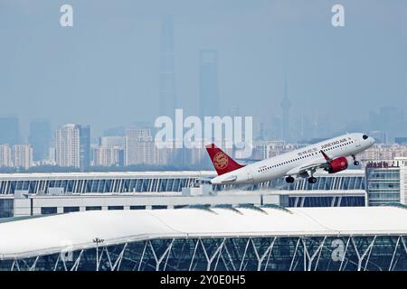 L'Airbus A320 de Juneyao Airlines a décollé de l'aéroport international de Pudong, Shanghai, le 29 août 2024. Shanghai, Chine.29th août 2024.au cours de la période de transport de l'été 2024 (du 1er juillet au 31 août), le volume de transport de passagers a atteint un sommet record, avec l'aviation civile transportant un total de 140 millions de passagers, avec une moyenne de 2,289 millions de passagers par jour. Crédit : Yin Liqin/China News Service/Alamy Live News Banque D'Images