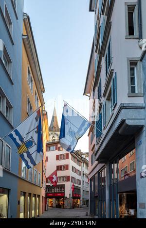 28-08-2024 Zurich, Suisse. Les rues commerçantes étroites et célèbres de la vieille ville. Tôt la lumière du matin d'été, pas de gens. Banque D'Images