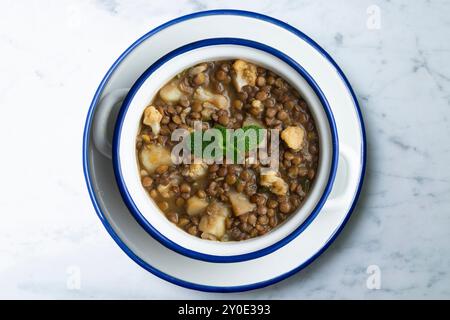 Ragoût de lentilles avec pommes de terre, tapa espagnole traditionnelle. Table vue sur le dessus avec décorations. Banque D'Images