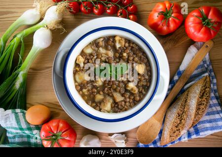 Ragoût de lentilles avec pommes de terre, tapa espagnole traditionnelle. Table vue sur le dessus avec décorations. Banque D'Images