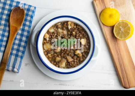 Ragoût de lentilles avec pommes de terre, tapa espagnole traditionnelle. Table vue sur le dessus avec décorations. Banque D'Images