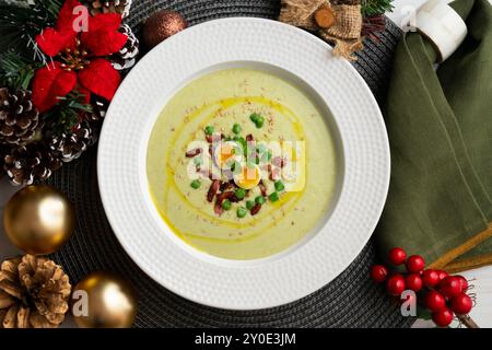 Crème de haricots verts avec jambon ibérique et oeuf de caille. Table vue sur le dessus avec décoration de Noël. Banque D'Images