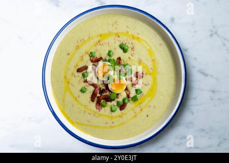 Crème de haricots verts avec jambon ibérique et oeuf de caille. Table vue sur le dessus avec décoration. Banque D'Images