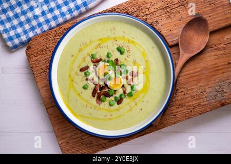 Crème de haricots verts avec jambon ibérique et oeuf de caille. Table vue sur le dessus avec décoration. Banque D'Images