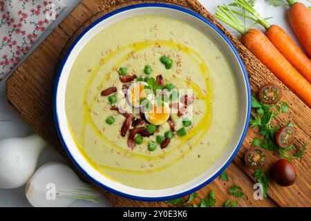 Crème de haricots verts avec jambon ibérique et oeuf de caille. Table vue sur le dessus avec décoration. Banque D'Images