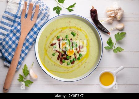 Crème de haricots verts avec jambon ibérique et oeuf de caille. Table vue sur le dessus avec décoration. Banque D'Images