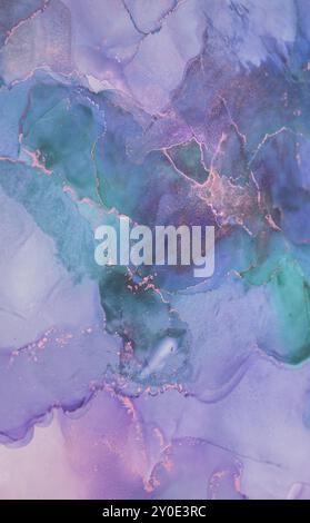 Belle aquarelle abstraite avec des nuances tourbillonnantes de violet, vert et bleu avec des accents dorés délicats créant un effet éthéré Banque D'Images