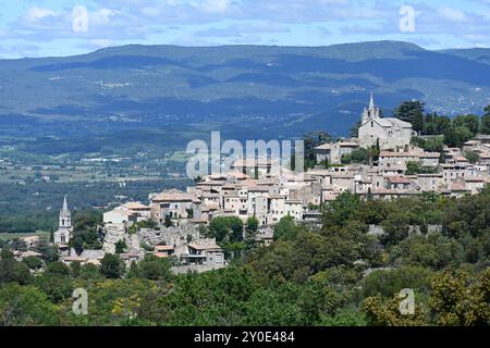 Vue sur le Village perché ou Village perché de Bonnieux dans le Parc régional du Luberon Vaucluse Provence France Banque D'Images