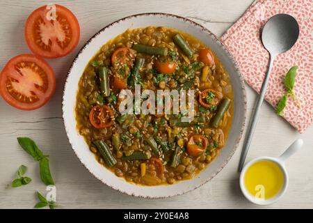 Soupe de lentilles avec haricots verts et tomates cerises. Table vue sur le dessus avec décoration. Banque D'Images