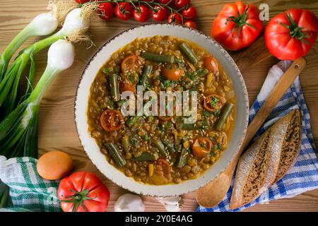 Soupe de lentilles avec haricots verts et tomates cerises. Table vue sur le dessus avec décoration. Banque D'Images