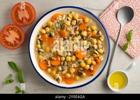 Soupe de pois chiches et riz avec champignons et légumes. Table vue sur le dessus avec décorations. Banque D'Images