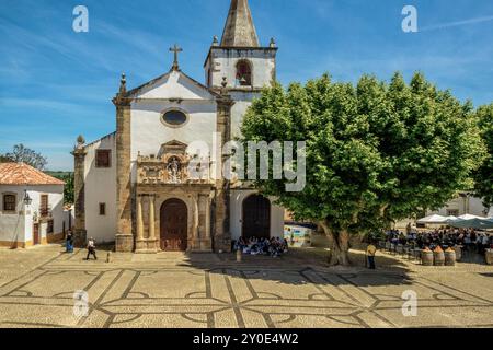 Façade extérieure de l'église de Santa Maria, Obidos, ville fortifiée portugaise, destination touristique. Charmante et attrayante ville au Portugal, Europe. Banque D'Images