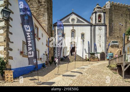 Livraria Santiago à côté du château dans la ville fortifiée portugaise d'Obidos, une destination touristique. Charmante et attrayante ville au Portugal, Europe. Banque D'Images